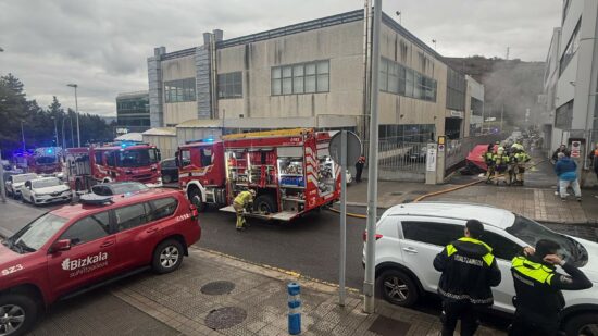 Un coche provoca un incendio en un concesionario de Enekuri