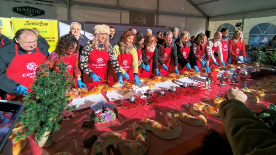 La Plaza Nueva se llena de solidaridad con la tradicional entrega del Roscón Solidario