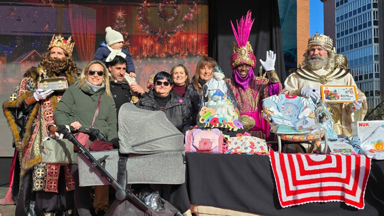 Los Reyes Magos conocen a Markel, el primer bebé nacido en Navidad en Barakaldo