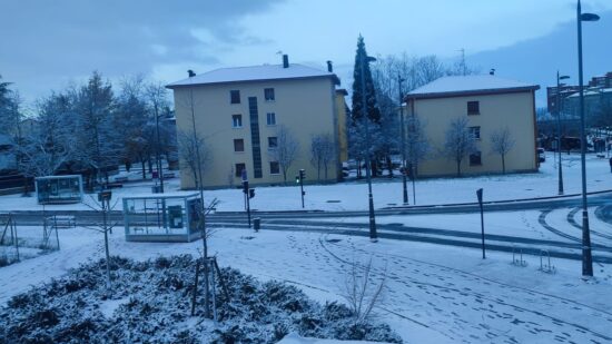 La nieve irrumpe en la madrugada de Reyes en Euskadi