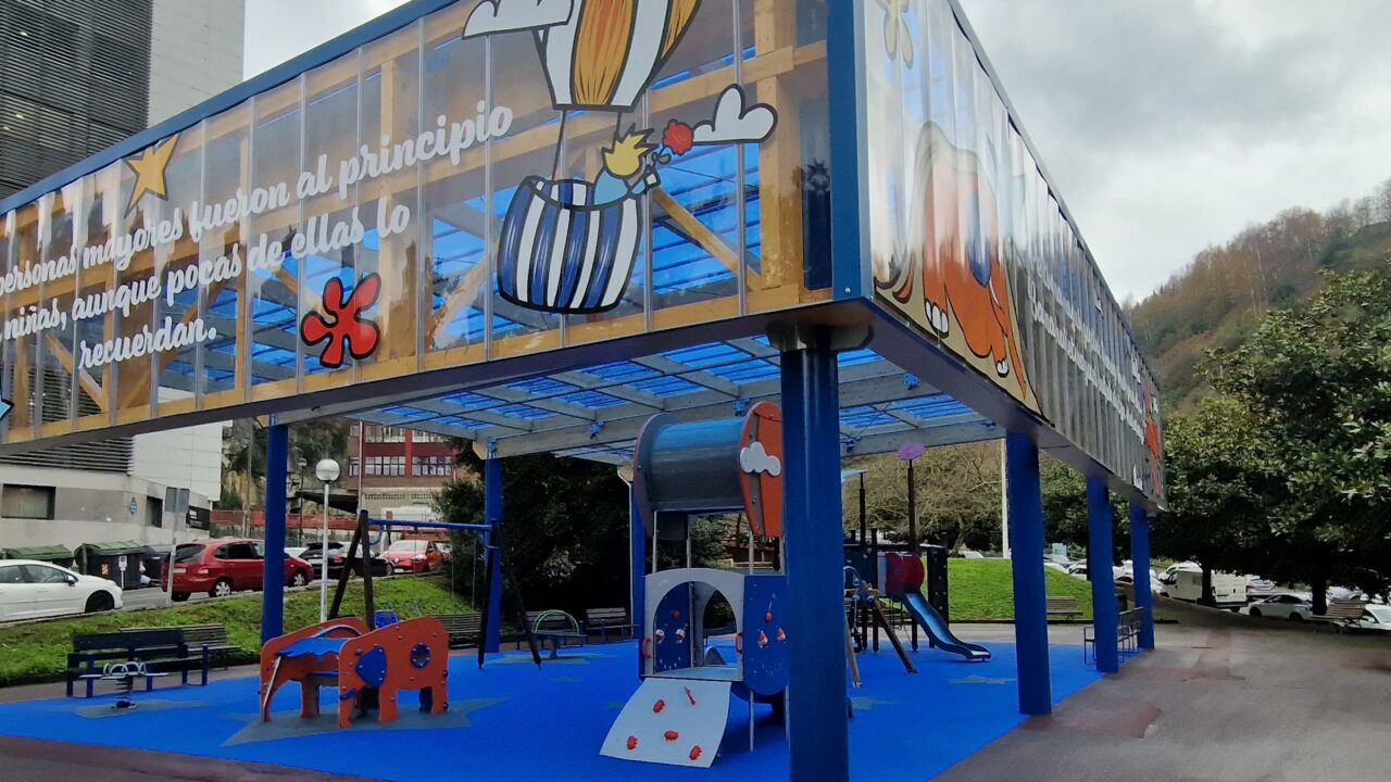 Niños y niñas de Bilbao cuentan ya con una zona de juegos infantiles renovada en el barrio de Errekaldeberri