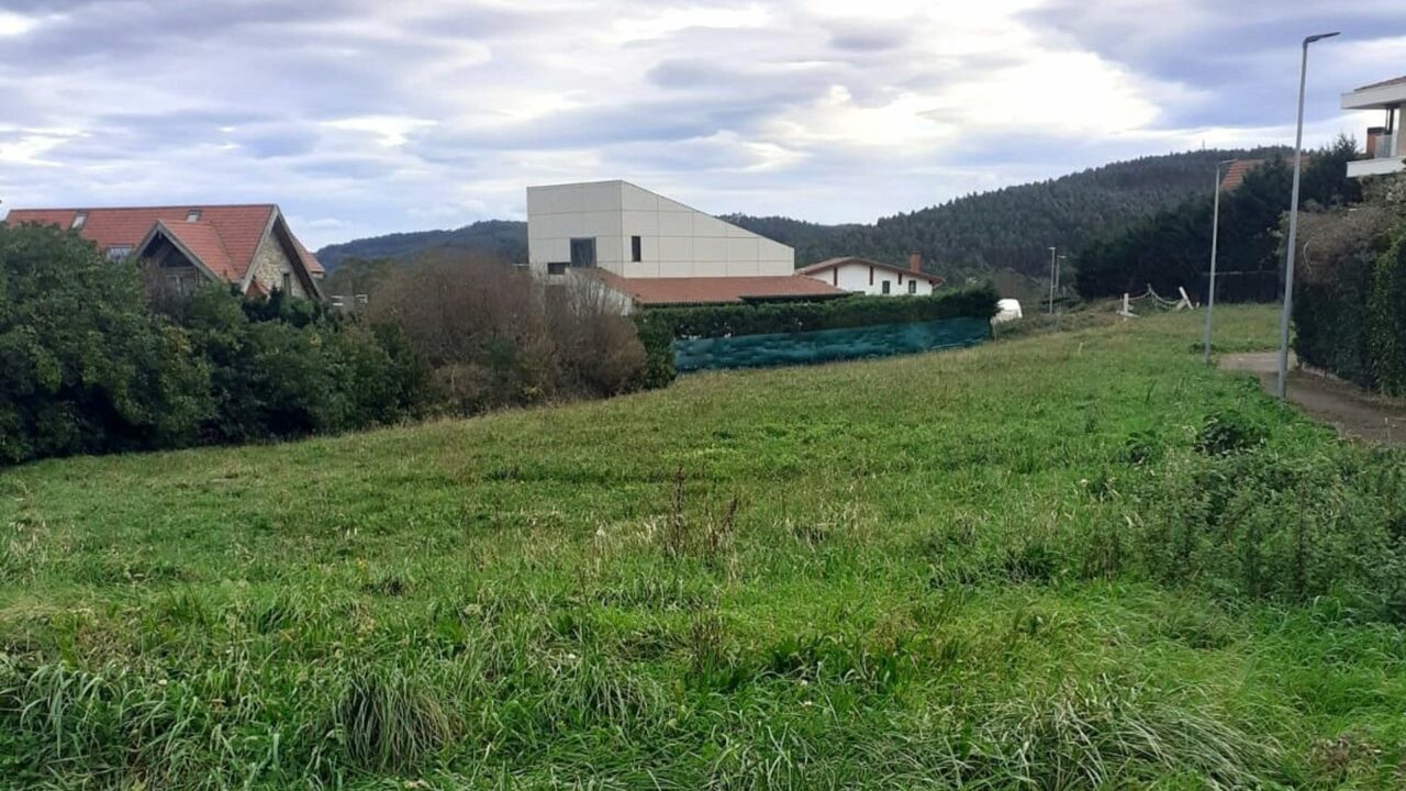 Barrika saca a subasta dos parcelas municipales para financiar la acera y el bidegorri entre Goierri y Artepeta