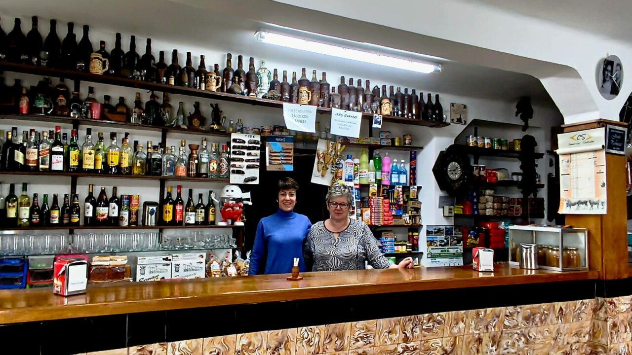 El bar-ultramarinos que resiste en un pueblo de Burgos con su «receta secreta»:  cafe de puchero a 1,20 €