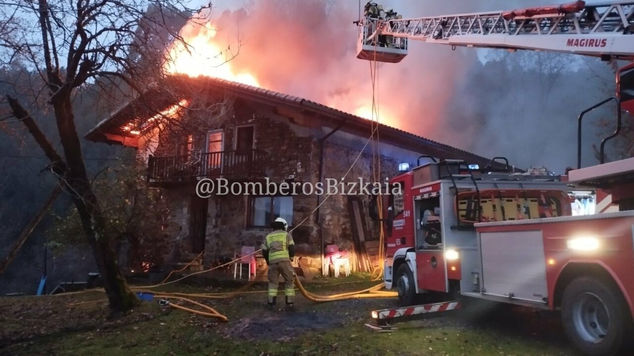 Dos incendios en caseríos de Bizkaia: Mañaria y Busturia