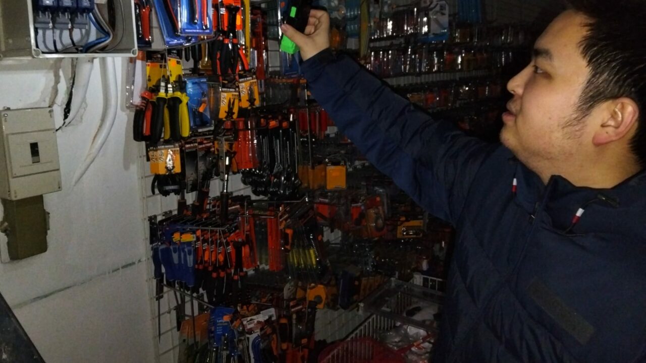 El bazar de Bilbao que lleva 11 días sin luz por un incendio: “Acompañamos a los clientes con linternas”
