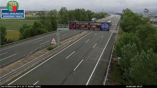 Agricultores bloquean Biriatou y cortan el paso hacia Francia
