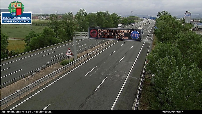 Agricultores bloquean Biriatou y cortan el paso hacia Francia