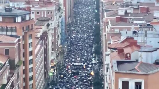 Miles de personas desafían a la lluvia en Bilbao por los derechos de los presos