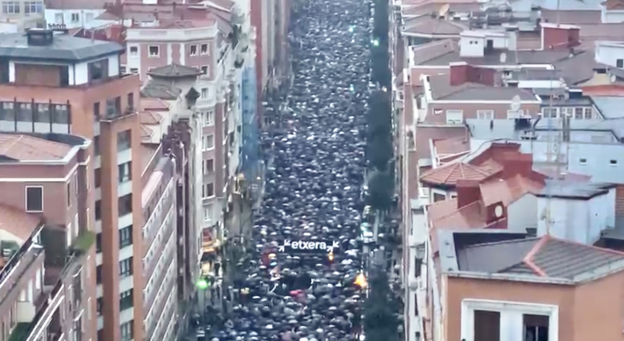 Miles de personas desafían a la lluvia en Bilbao por los derechos de ...