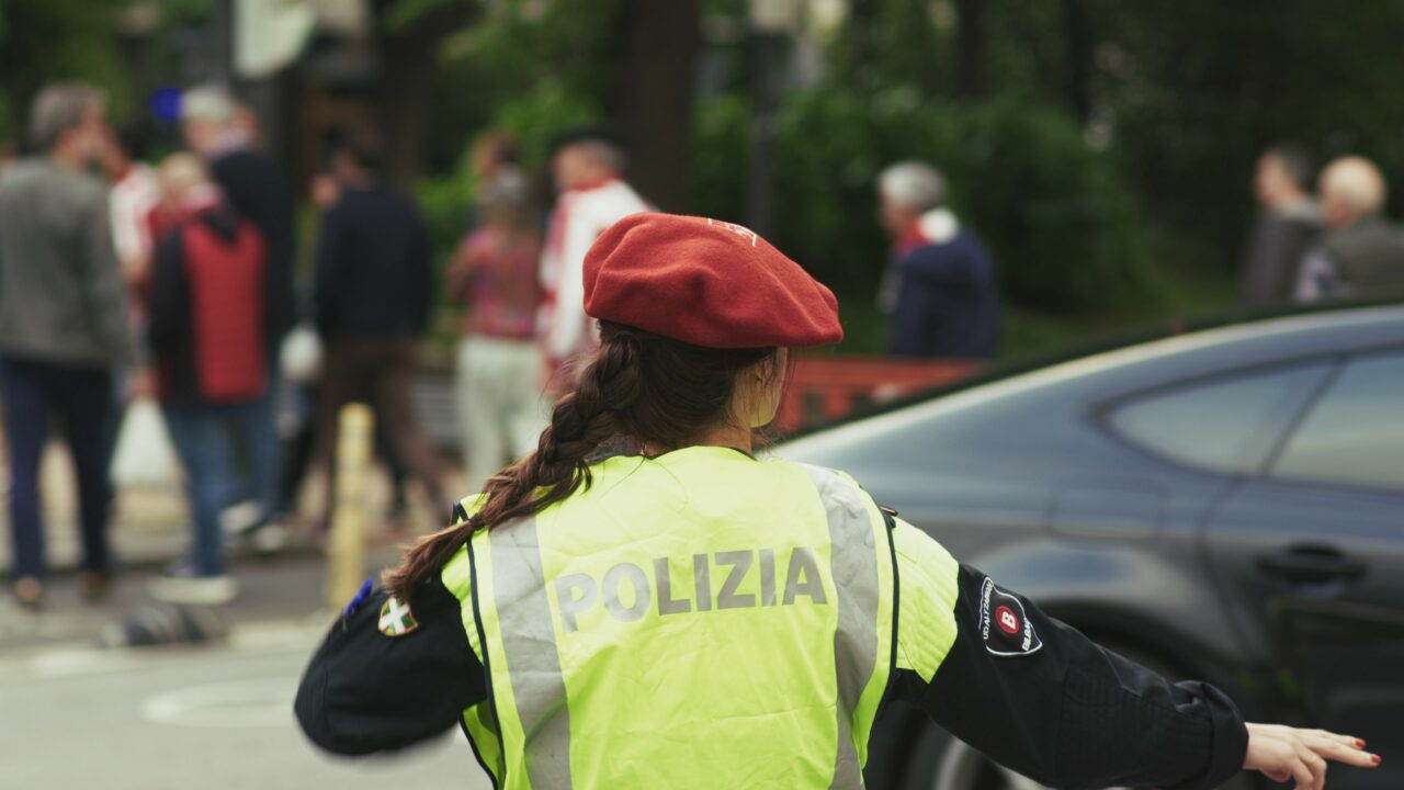 Bilbao refuerza la vigilancia contra el uso del móvil y el GPS al volante durante una semana clave