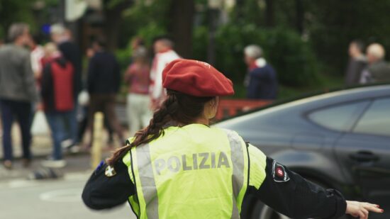 Bilbao refuerza la vigilancia contra el uso del móvil y el GPS al volante durante una semana clave