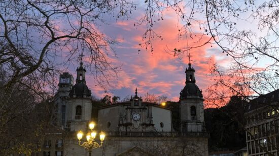 Bilbao amanece de rosa: el cielo que ha convertido al Botxo en una postal de invierno