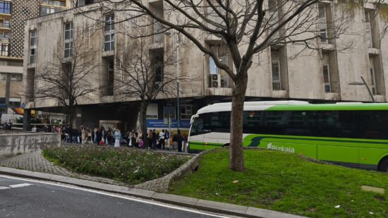 Vecinos de Zabalburu, en Bilbao, se quejan de la saturación de la parada del autobús: «A veces no se puede ni pasar»