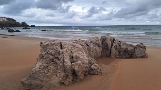 La Roca Lolo, el rincón de Noja que aparece y desaparece con la marea y guarda una historia