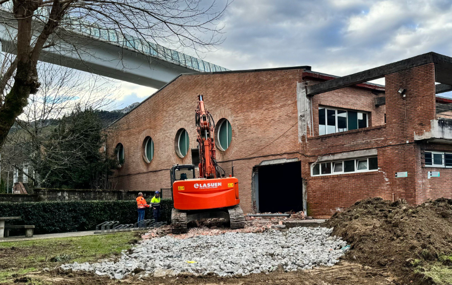 Durango inicia la demolición del polideportivo de Tabira para dar paso a nuevas instalaciones