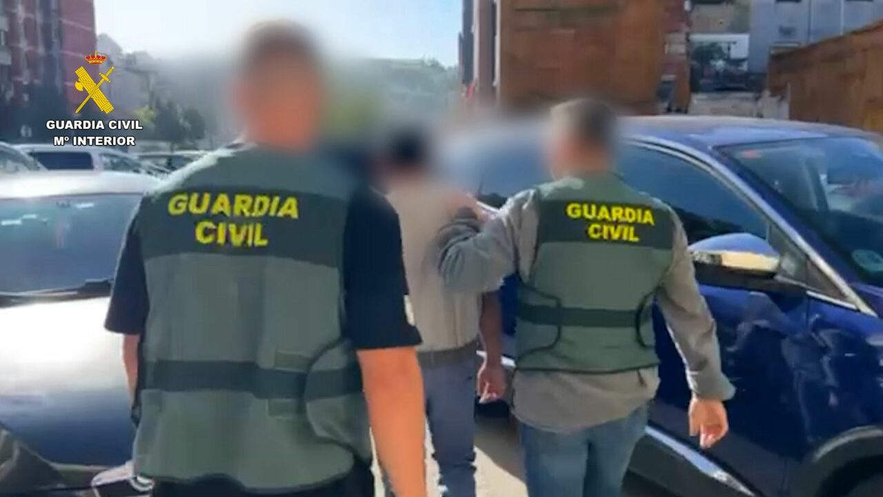 Liberan en Bizkaia a un anciano explotado por una red criminal para mendigar y estafar con falsas ventas de mascotas