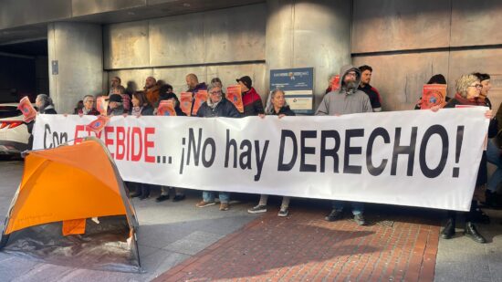 Colectivos Sociales se concentran para denunciar la política de vivienda actual en Euskadi