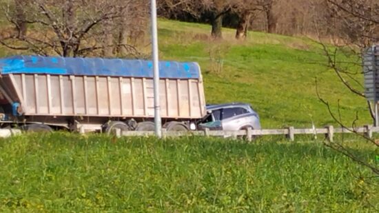 Fallece un hombre en Amorebieta tras chocar su coche con un camión