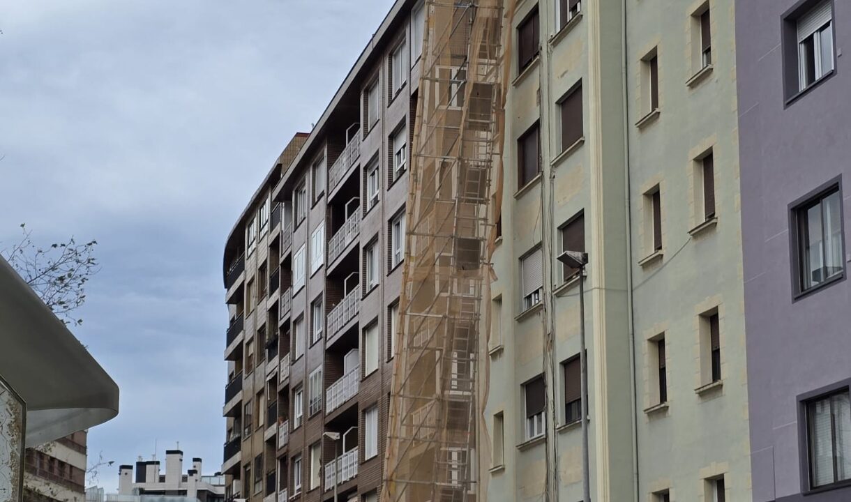 Anclan el andamio desplazado por el viento en Barakaldo y estudian levantar el confinamiento de los vecinos