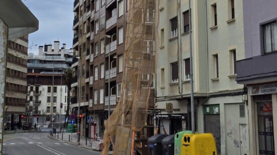 Levantan el confinamiento de los vecinos afectados por el andamio inestable en Barakaldo