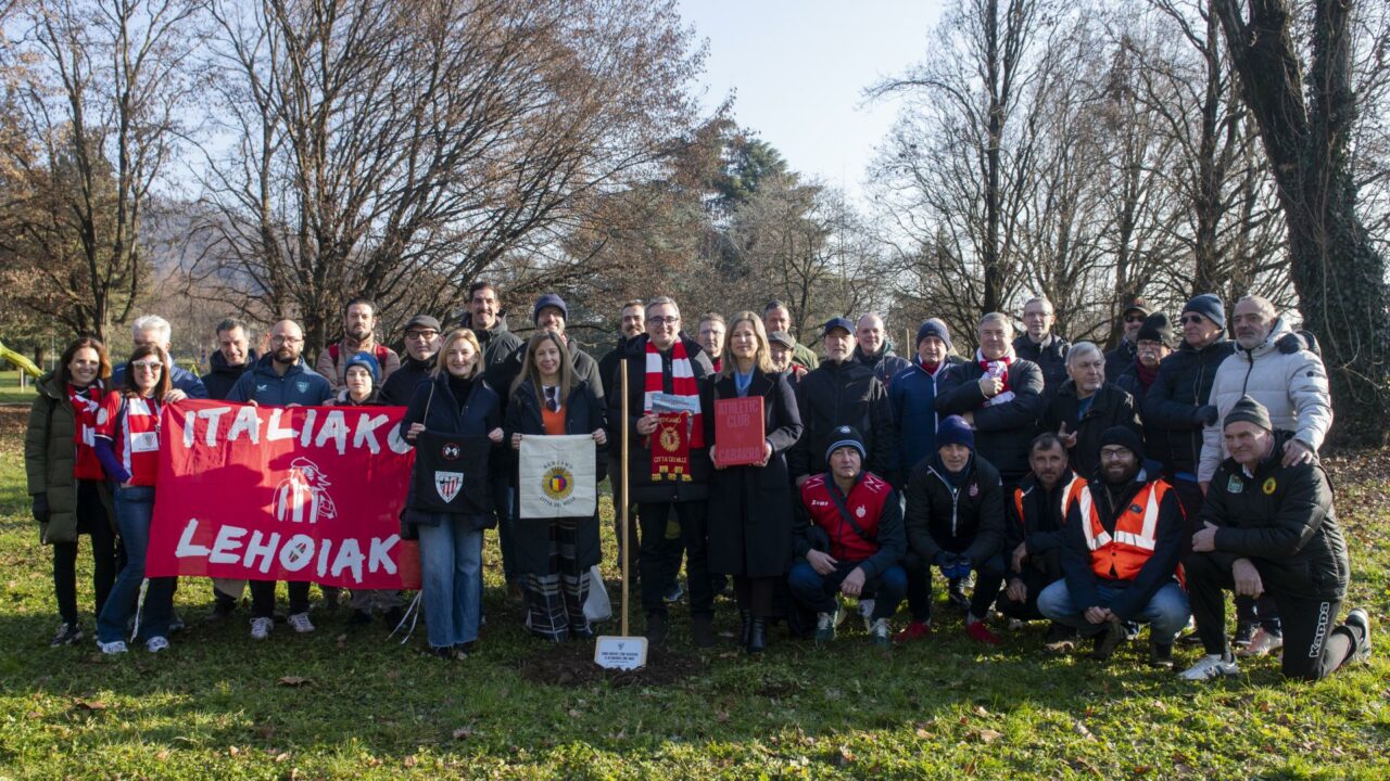 El Athletic Club planta un retoño del Árbol de Gernika en esta ciudad italiana