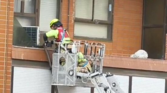 El viento tira un compresor de aire acondicionado y una barandilla en Barakaldo