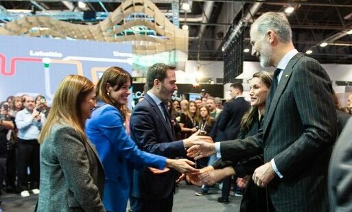 Los Reyes visitan el stand de Euskadi en Fitur y reciben una obra sobre la represión franquista en Vitoria