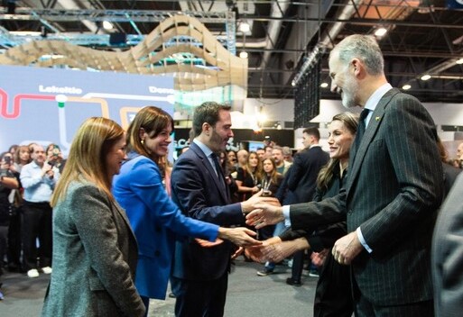 Los Reyes visitan el stand de Euskadi en Fitur y reciben una obra sobre la represión franquista en Vitoria