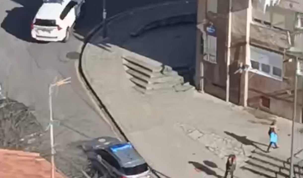 Una veintena de personas hiere a dos agentes en Otxarkoaga para impedir la detención de un fugitivo