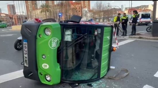 Un motocarro de limpieza vuelca tras chocar con un turismo en Bilbao