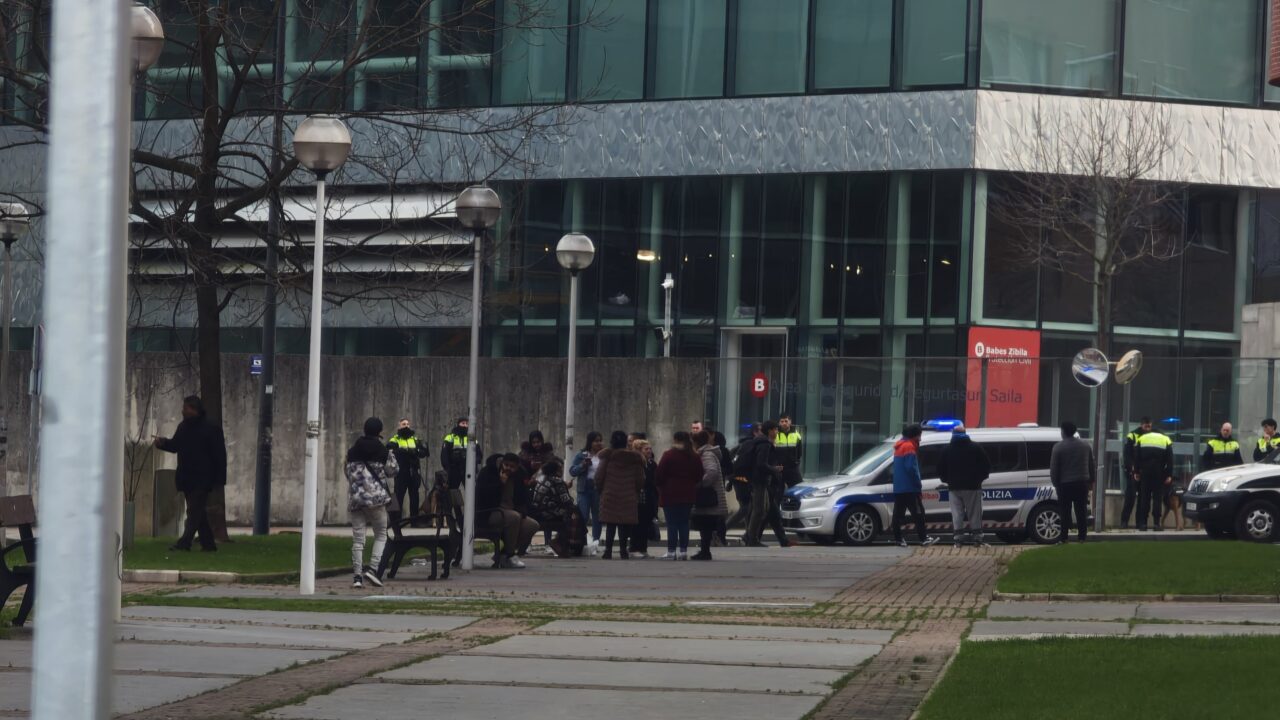 Una veintena de personas hieren a dos agentes en Otxarkoaga para impedir la detención de un fugitivo