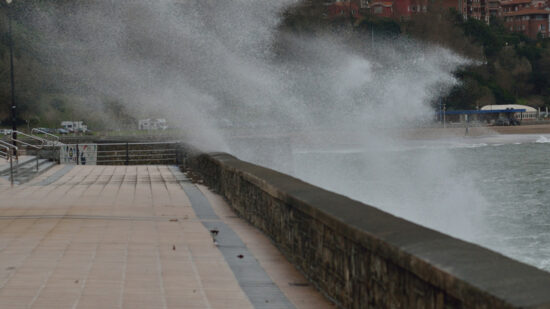 La borrasca Ingrid pone en alerta naranja a la costa vasca por viento huracanado y olas de hasta seis metros