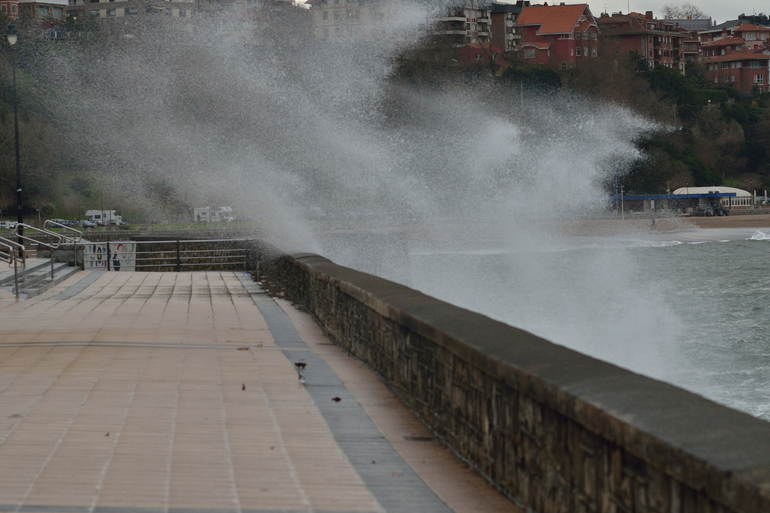 La borrasca Ingrid pone en alerta naranja a la costa vasca por viento huracanado y olas de hasta seis metros