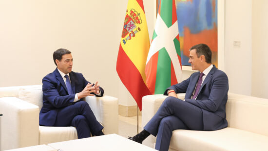 Pradales y Pedro Sánchez se reúnen en Moncloa para abordar los traspasos pendientes del Estatuto de Gernika