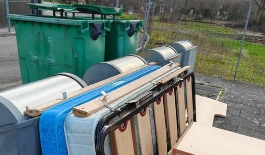 730 días de espera en Ramales: vecinos denuncian contenedores rotos sin recoger desde hace dos años