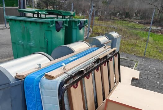 730 días de espera en Ramales: vecinos denuncian contenedores rotos sin recoger desde hace dos años