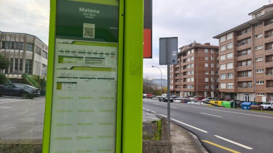 Un paso peatonal con semáforos mejorará la accesibilidad de una de las paradas de autobús de Traña-Matiena