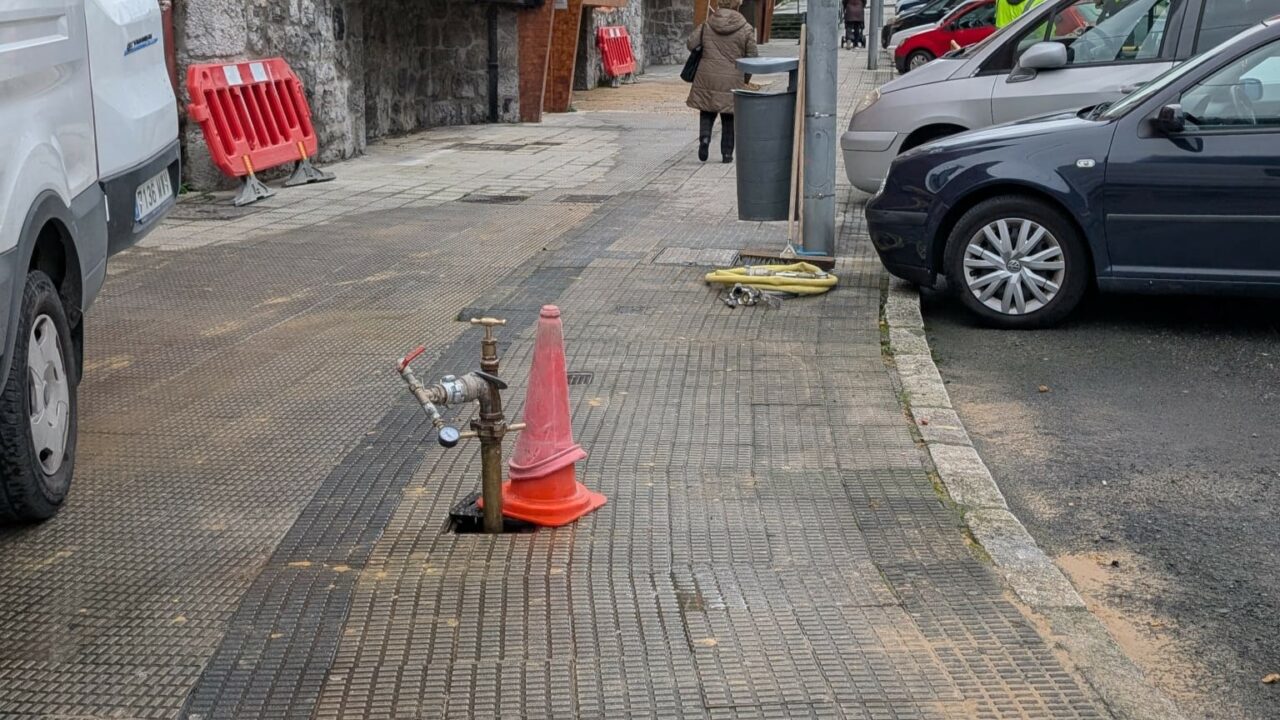Una avería en la red de agua deja sin suministro a varias calles del barrio de Cruces