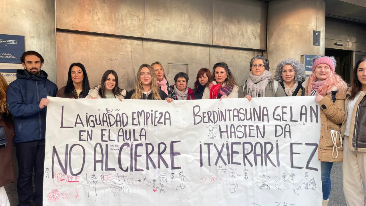 Representantes del Sindicato ELA denuncian las fusiones y recortes en la escuela pública vasca