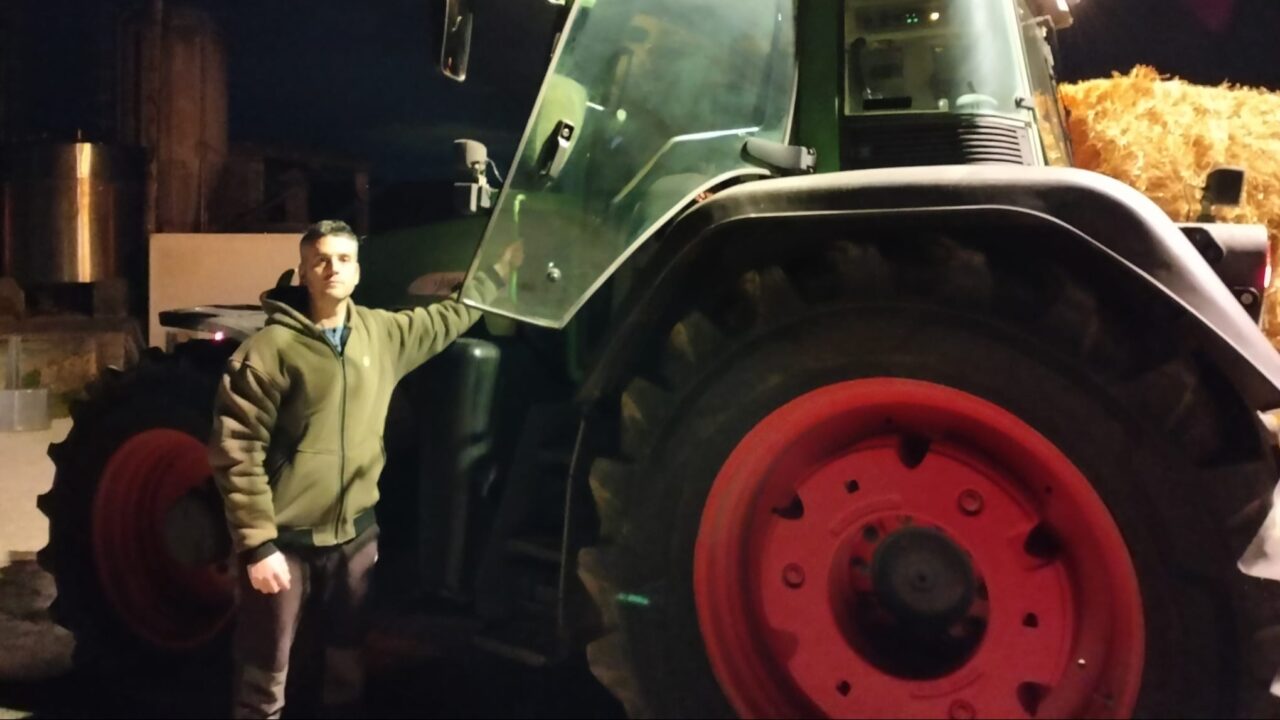 Rafa, ganadero vasco,  se prepara para la tractorada en Bilbao