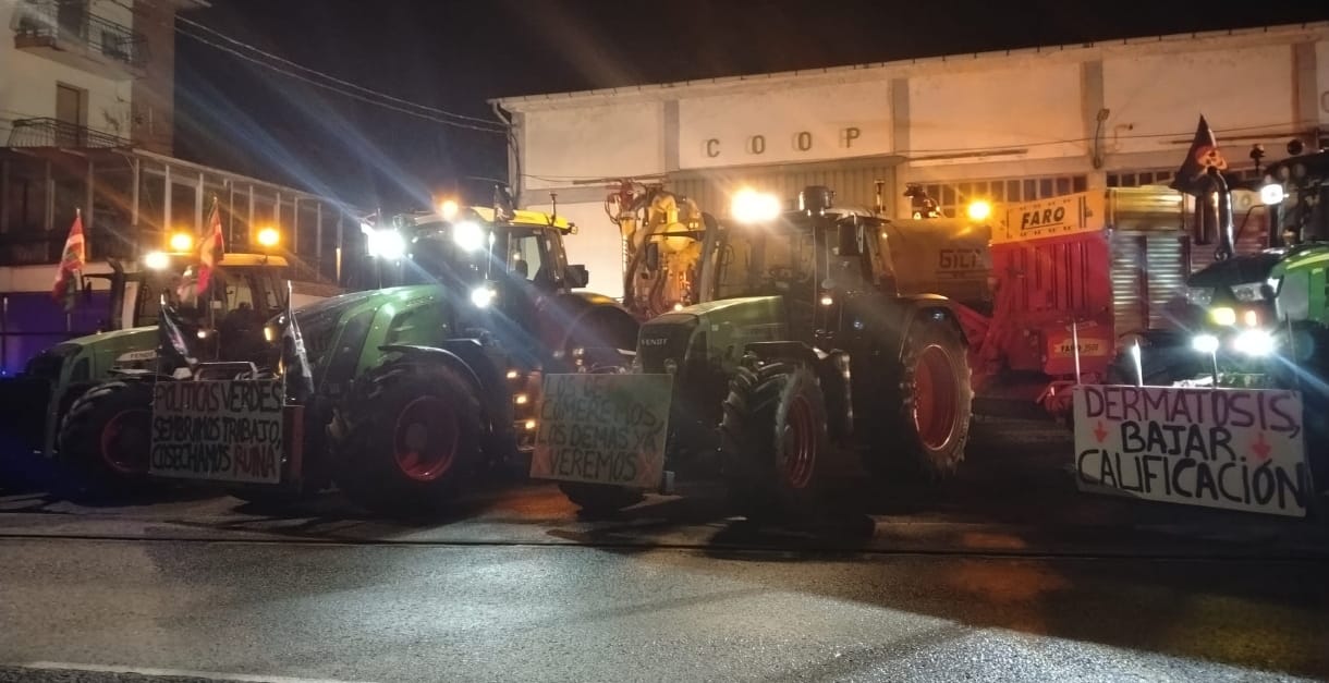 Sesenta tractores avanzan ya hacia Bilbao contra el acuerdo UE-Mercosur