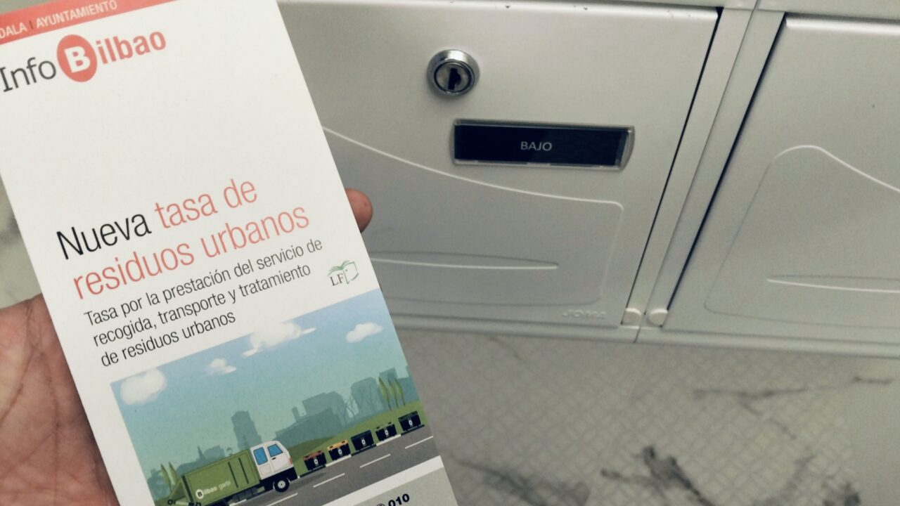 Los vecinos de Bilbao ya reciben el folleto sobre una nueva tasa obligatoria