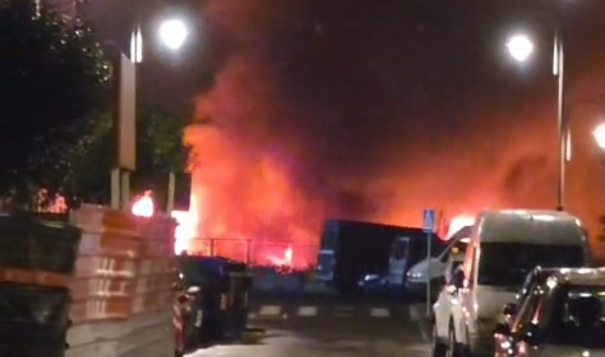 Espectacular incendio en una chatarrería de Zorrotza