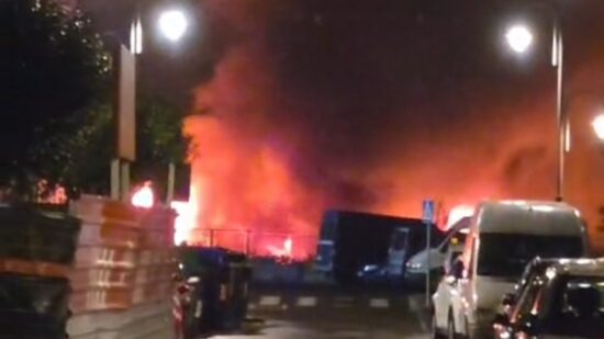 Espectacular incendio en una chatarrería de Zorrotza