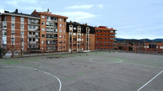 El Ayuntamiento de Sestao invertirá más de 285.000 euros para rehabilitar el patio del Colegio Público Kueto