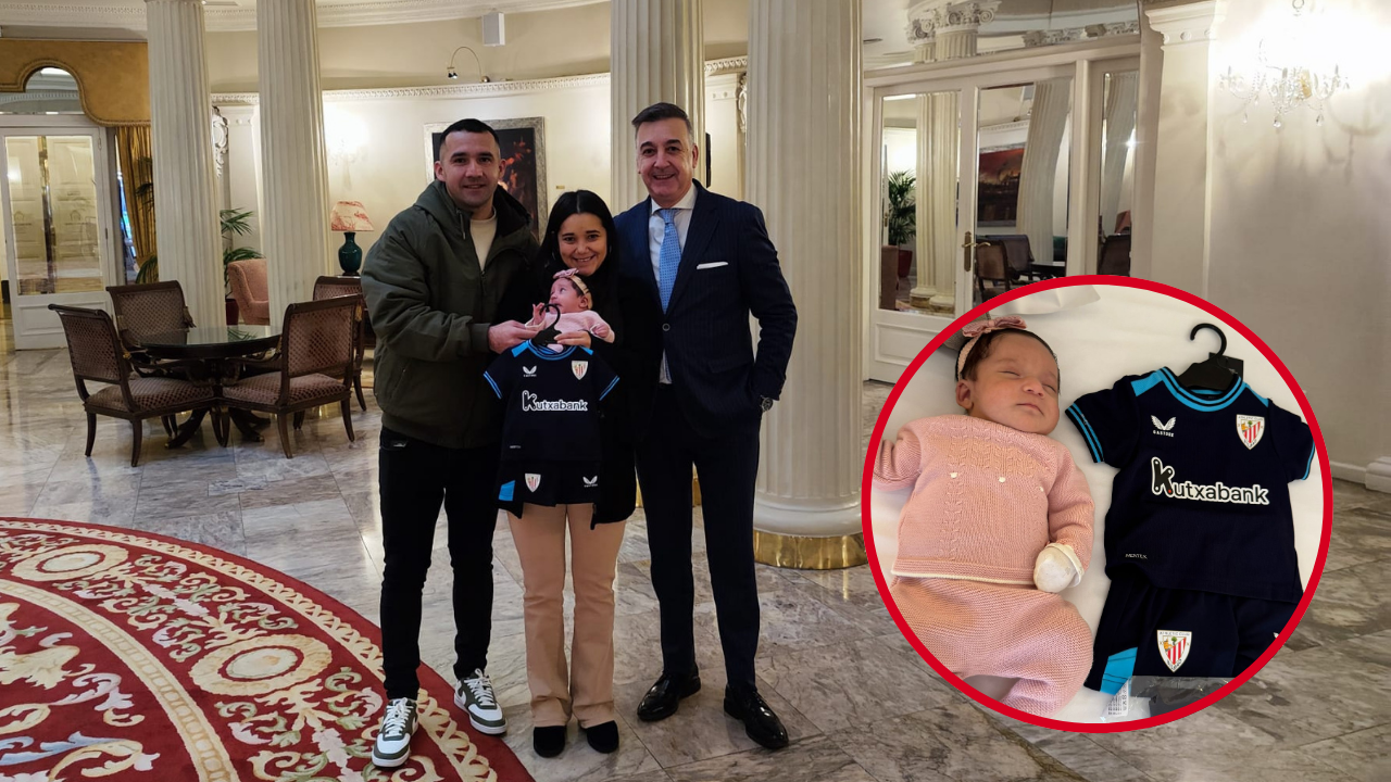 Alainy, el primer bebé nacido en Euskadi en 2026, recibe la equipación del Athletic