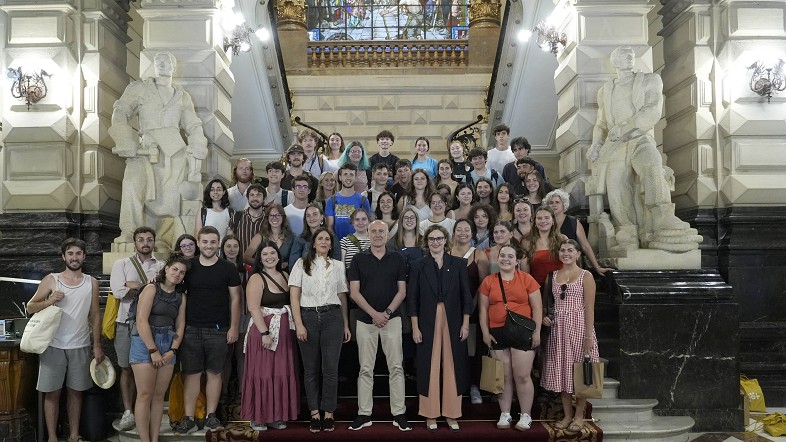 Ateak Ireki busca familias en Bizkaia para acoger jóvenes de la diáspora vasca este verano