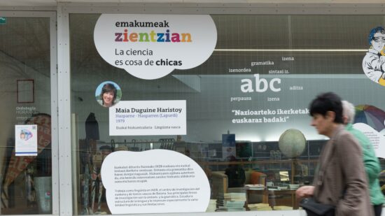 Los negocios de Bilbao decoran sus escaparates por el 11 de febrero