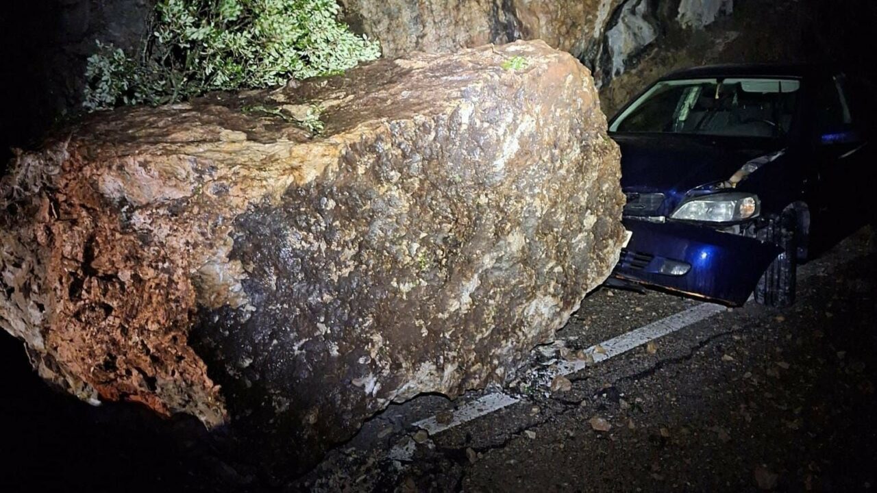 El coche que se ha topado de frente con el desprendimiento de La Mazorra