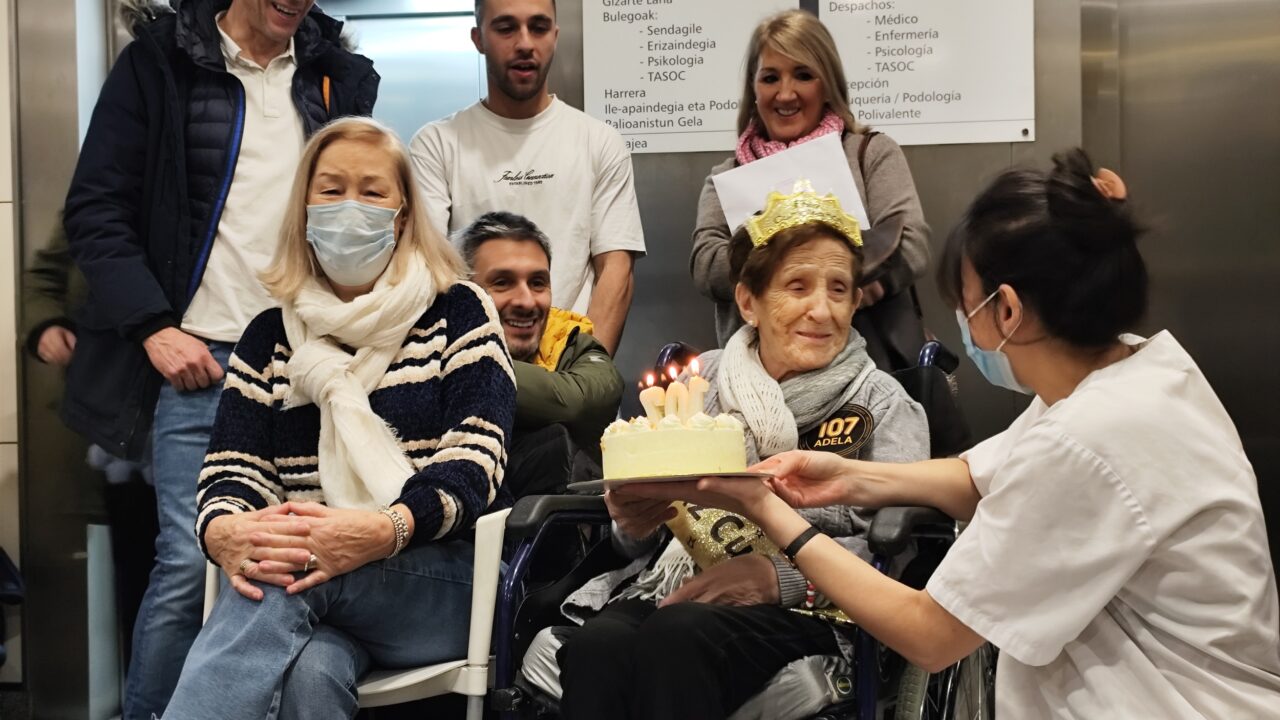 Adela Sadia cumple 107 años en Bilbao rodeada de su familia y con Kepa Junkera como invitado especial